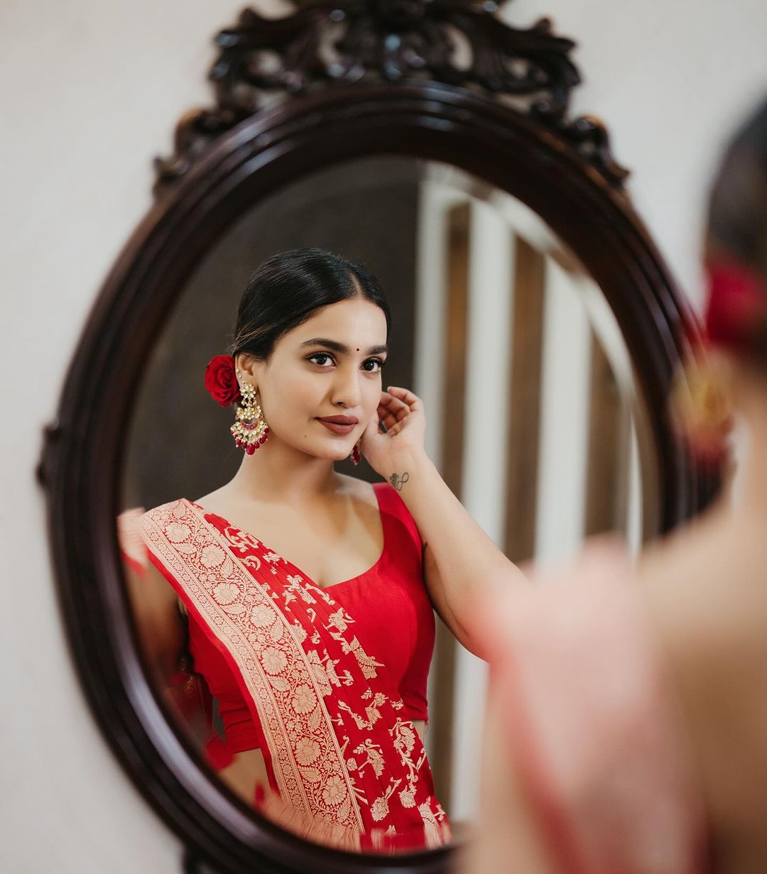 Saniya Iyyapan in red silk saree