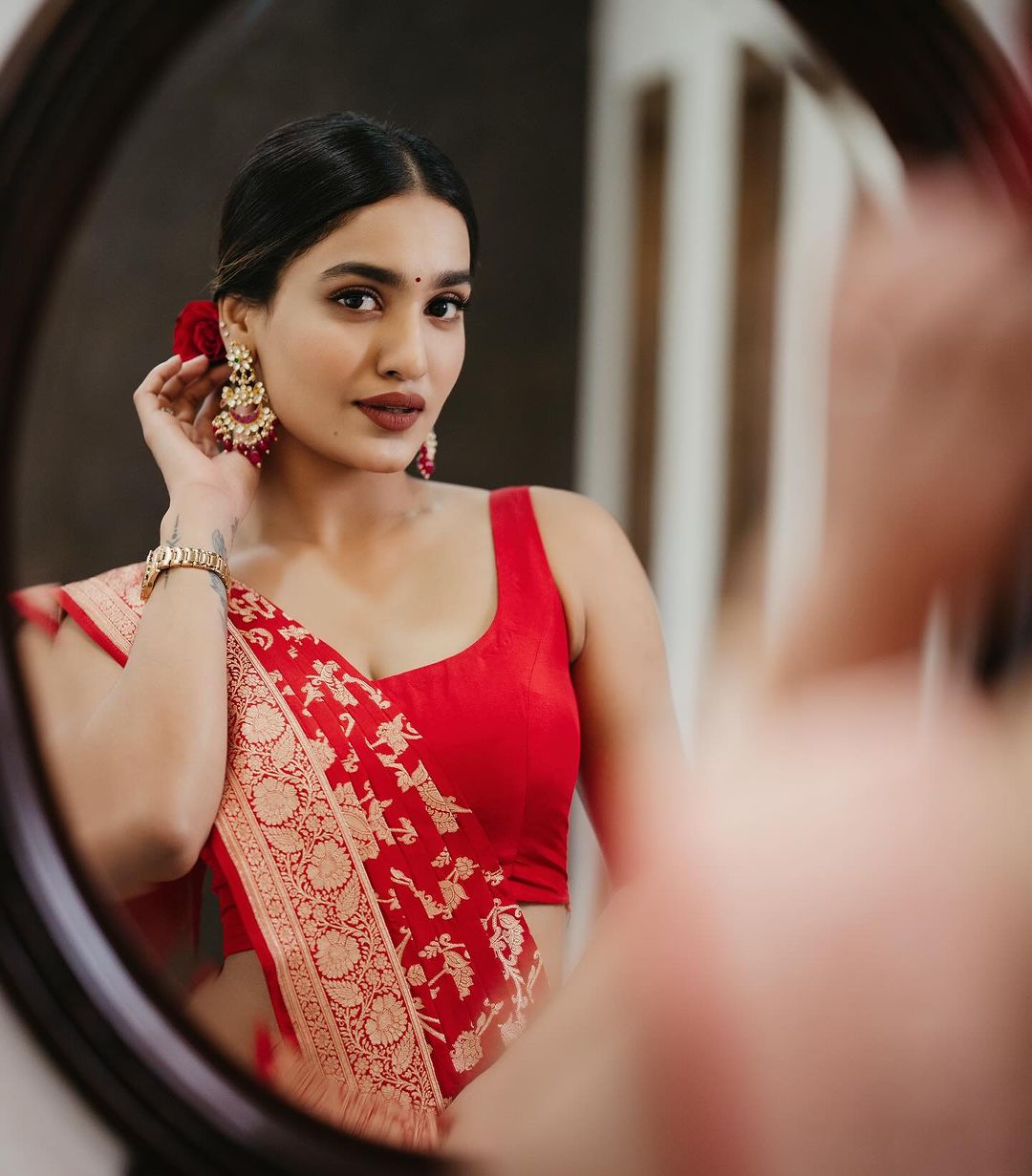 Saniya Iyyapan in red silk saree